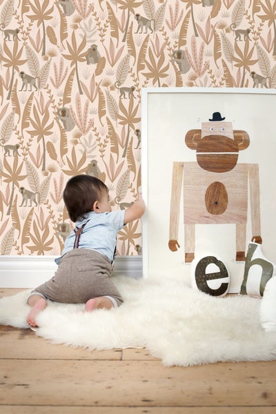 Tapete für das Kinderzimmer mit Affen- und Dschungelmotiv in Beige und Braun, gezeigt in einem gemütlich eingerichteten Zimmer.