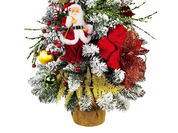 Künstlicher Weihnachtsbaum mit Kunstschnee, geschmückt mit Weihnachtsmannfigur, Beeren, Weihnachtskugeln und Blumen in einem Jutesack.