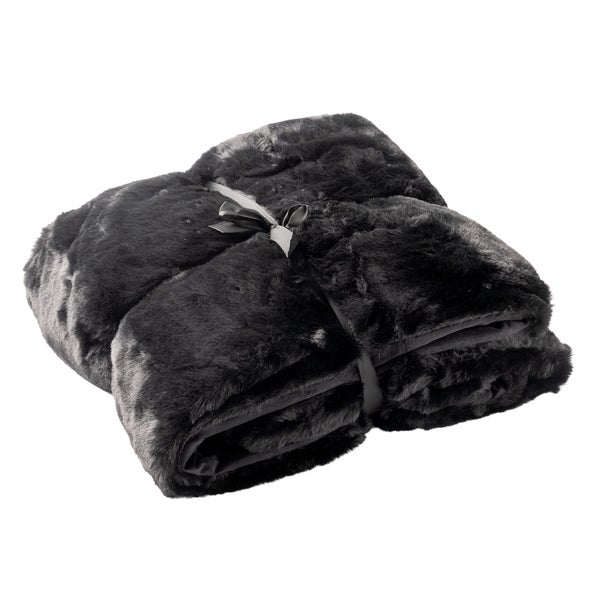 Gefaltete schwarze Kunstfelldecke mit einer Schleife gebunden.