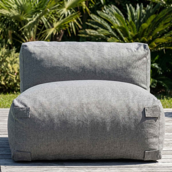 Grauer Outdoor Sitzsack auf einer Holzterrasse direkt am Pool mit einem Tablett und Getränken im Hintergrund.