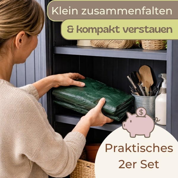 Eine Person verstaut eine kompakt zusammengefaltete grüne Gartenmatte im Regal. Preiswertes Set aus zwei Stück für platzsparende Aufbewahrung.