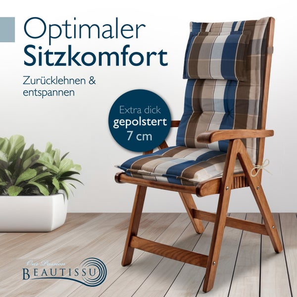 Karierte Hochlehner-Gartenstuhlauflage mit integriertem Kopfpolster auf einem Holzstuhl. 7 Zentimeter dicke Polsterung. Beautissu Logo.