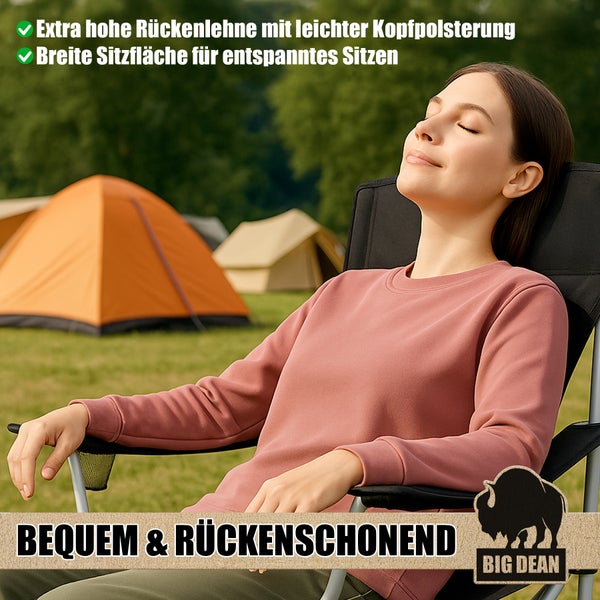 Frau entspannt im Campingstuhl mit hoher Rückenlehne vor Zelten. Big Dean Logo.
