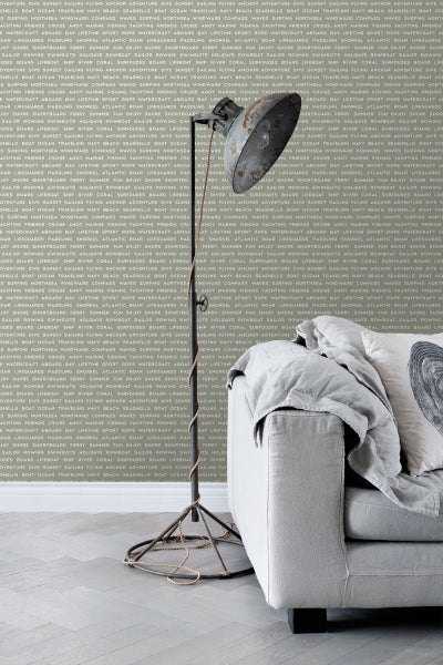 Stehleuchte im Vintage-Stil neben einem grauen Sofa