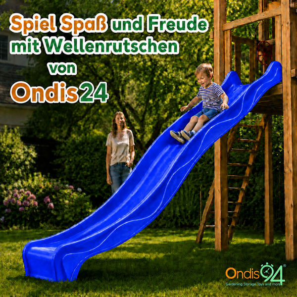 Kind auf blauer Wellenrutsche von Ondis24 an einem hölzernen Spielturm im Garten. Frau im Hintergrund. Ondis24 Logo.