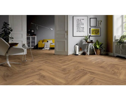 Innenraum mit verlegtem Laminatboden im Fischgrätenmuster