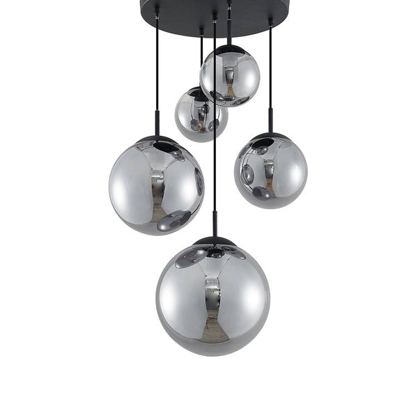 Moderne Pendelleuchte mit fünf verchromten Glaskugeln in unterschiedlichen Höhen an einer runden schwarzen Deckenhalterung.