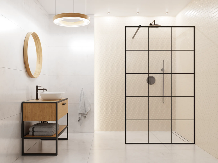 Modernes Badezimmer mit Waschtisch aus Holz, rundem Spiegel und begehbarer Dusche mit schwarzer Sprossenwand aus Glas.