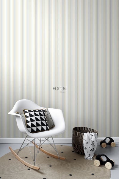 Dekoratives Zimmer mit gestreifter Tapete, Schaukelstuhl und Spielzeugautos.