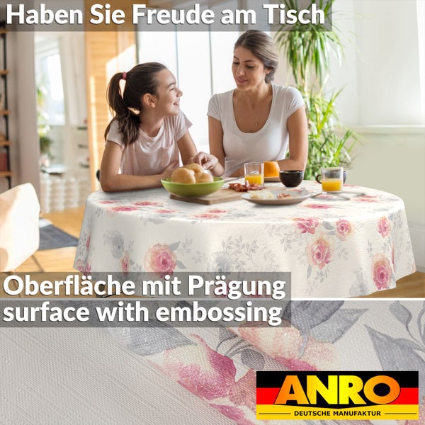 Runde Tischdecke mit floralem Rosenmuster und geprägter Oberfläche, Szene mit Mutter und Kind am Tisch, ANRO Deutsche Manufaktur Logo.