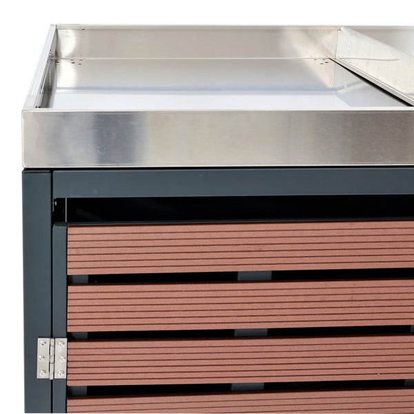 Detailansicht einer Gartenküche mit Edelstahlplatte und Holzverkleidung