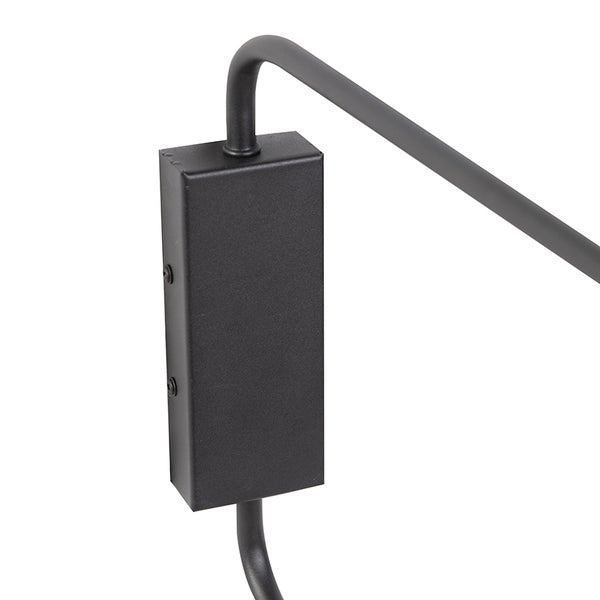 Detailansicht einer schwarzen Wandleuchte mit rechteckiger Wandhalterung