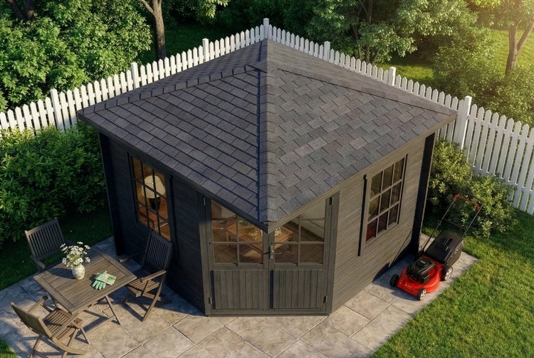 Sechseckiger Gartenpavillon mit Gartenmöbeln und Rasenmäher im Garten