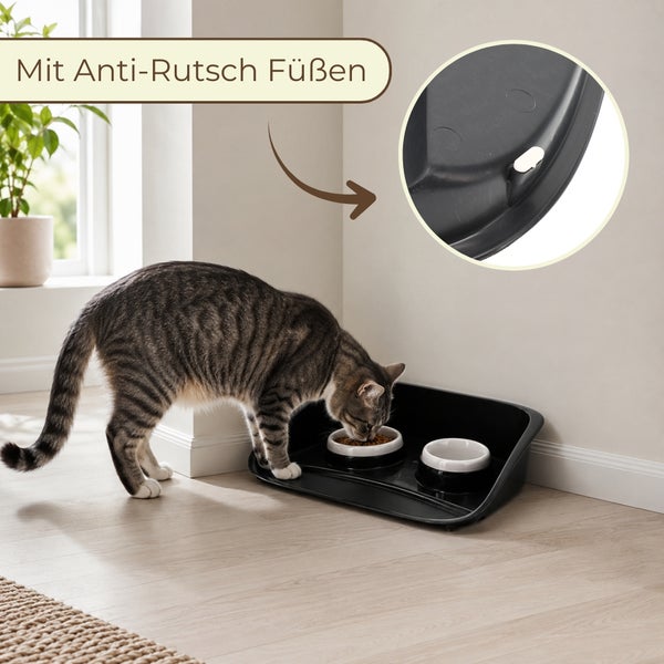 Katze frisst aus einem Futternapf-Set mit Unterlage und rutschfesten Füßen.