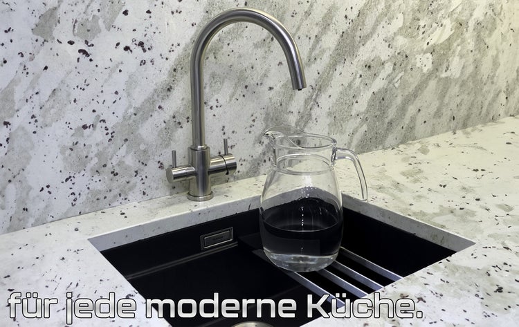 Drei-Wege-Wasserhahn aus Edelstahl mit Wasserfilteranschluss.