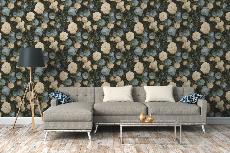 Wohnzimmer mit floraler Tapete, grauer Couch, Stehlampe und Holzboden