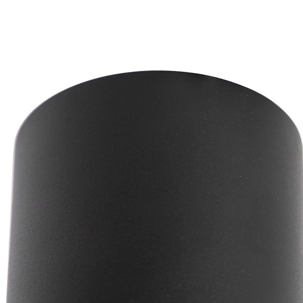 Detail einer schwarzen Außenleuchte