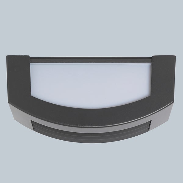 Moderne halbrunde Außenwandleuchte aus dunkelgrauem Metall mit weißem Diffusor und dekorativen Lamellen.