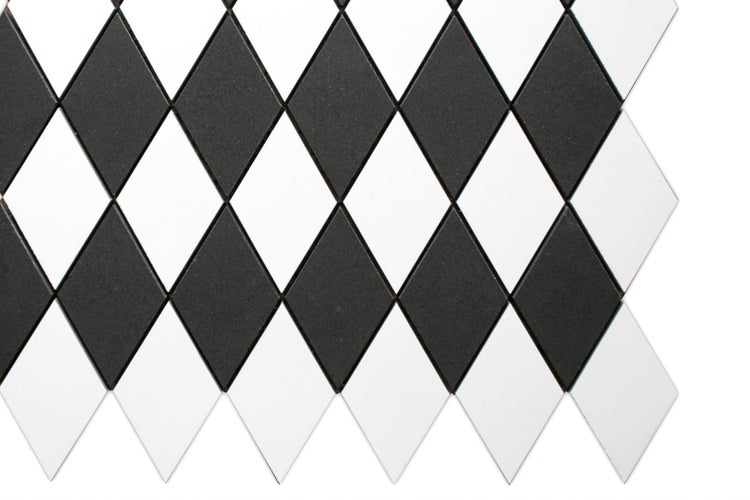Mosaikfliese in Rautenform aus Keramik in Schwarz und Weiß mit geometrischem Muster