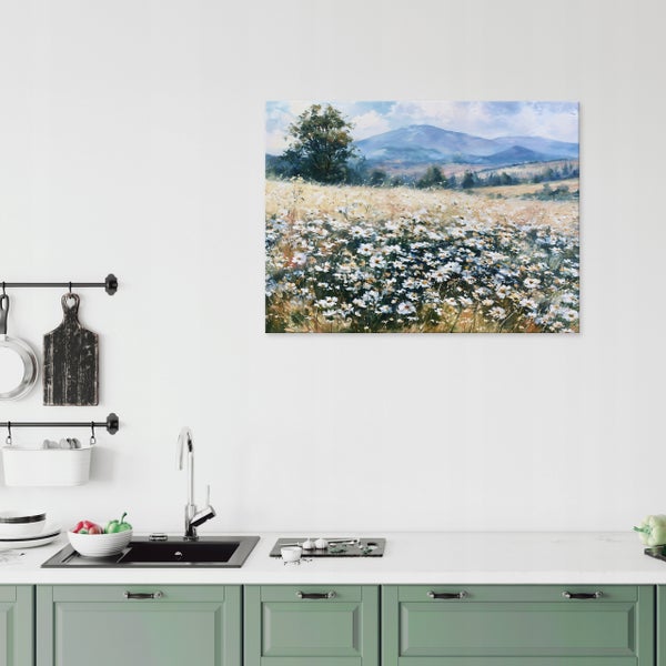 Wandbild mit einer Blumenwiese und Bergen in einer modernen Küche mit grünen Küchenfronten und Arbeitsplatte.