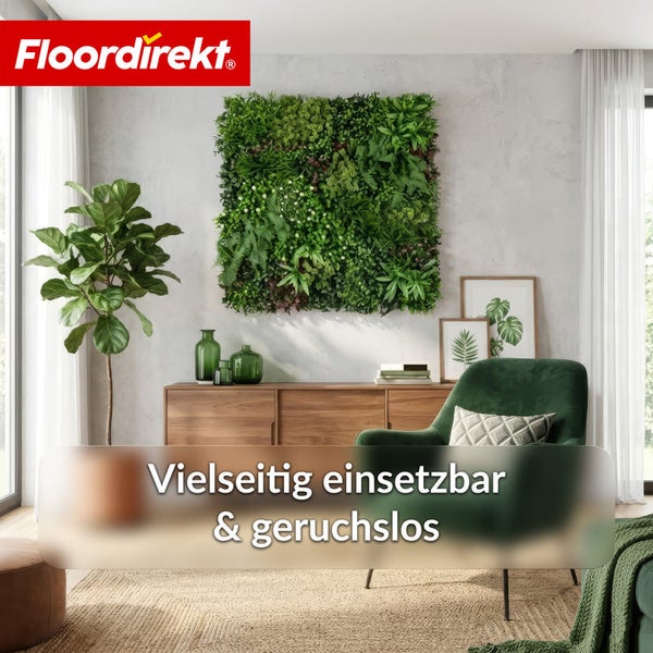 Dekoratives Wohnzimmer mit künstlicher Pflanzenwand und grünen Akzenten