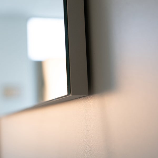 Detailansicht eines rechteckigen Spiegels mit Rahmen