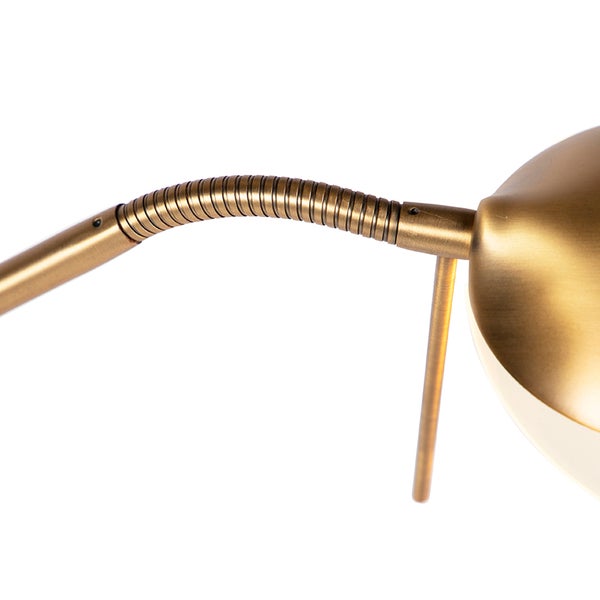 Nahaufnahme einer Messinglampe mit flexiblem Arm