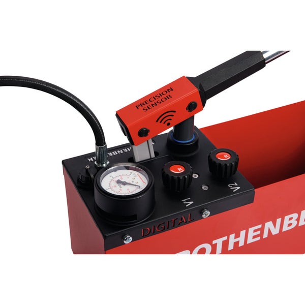 Rothenberger Druckprüfpumpe mit digitalem Präzisionssensor, Manometer, zwei Drehventilen und Anschlussschlauch.