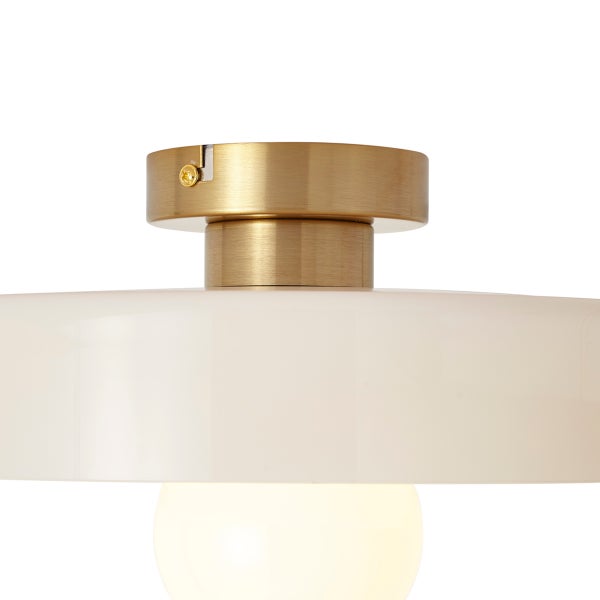 Moderne Deckenleuchte mit Metallbefestigung und flachem Lampenschirm.