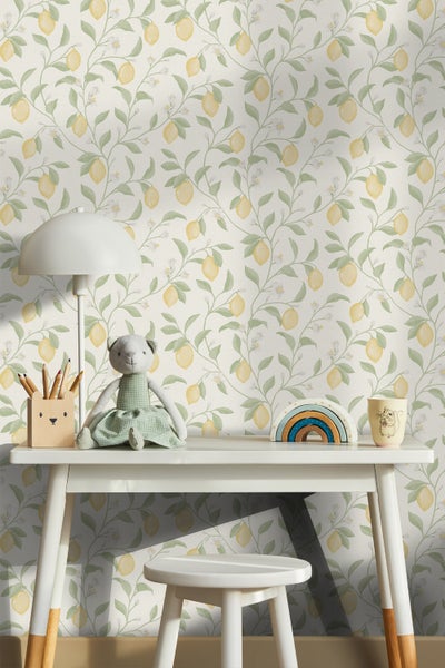 Kinderzimmer mit Zitrone-Motivtapete, Schreibtisch und Spielzeug