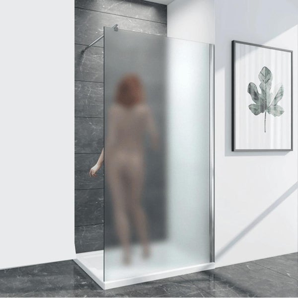 Moderne Walk In Dusche mit Milchglas Duschwand und silbernem Profil vor einer grauen Marmorwand in einem hellen Badezimmer.