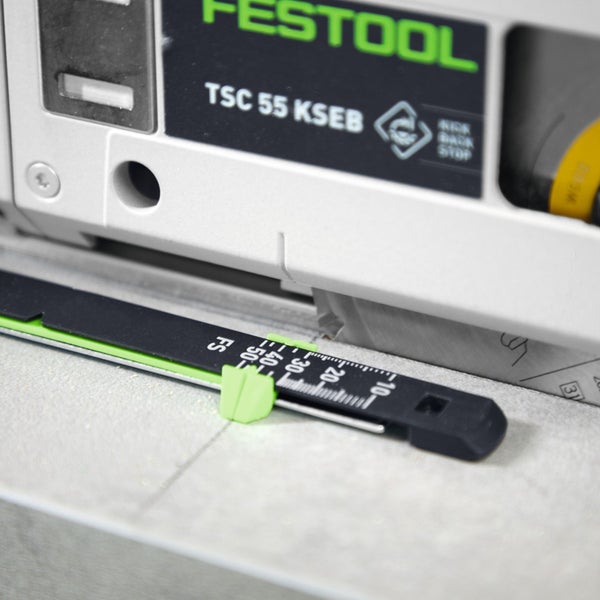 Nahaufnahme der Festool Tauchsäge TSC 55 KSEB mit Fokus auf die Schnitttiefenskala und den Zeiger zur Tiefeneinstellung.