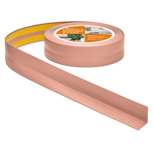 Flexible, selbstklebende Sockelleiste auf Rolle für den Bodenabschluss.