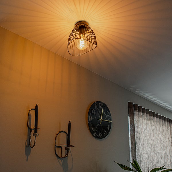 Deckenleuchte mit Lampenschirm aus Drahtgeflecht im Interieur