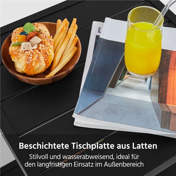 Nahaufnahme einer wasserabweisenden, beschichteten Tischplatte aus Latten mit einer Schale Gebäck, einer Zeitschrift und einem Glas Saft.