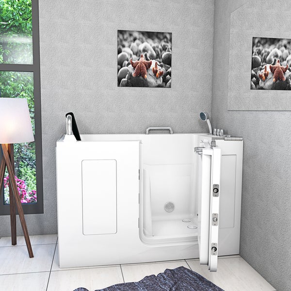 Begehbare Badewanne mit geöffneter Tür und Haltegriffen in einem Badezimmer