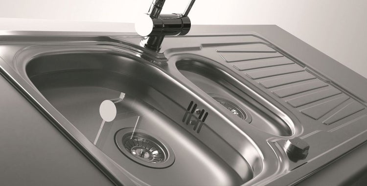 Spüle aus Edelstahl mit Wasserhahn und zwei Becken