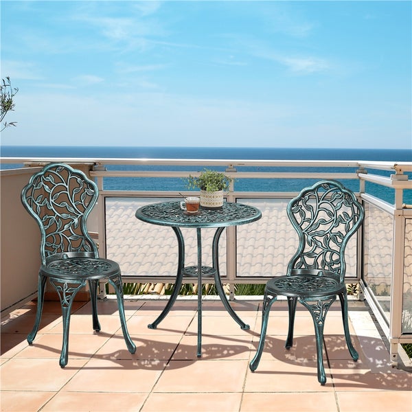 Gartenmöbelset mit Tisch und zwei Stühlen auf einem Balkon mit Meerblick