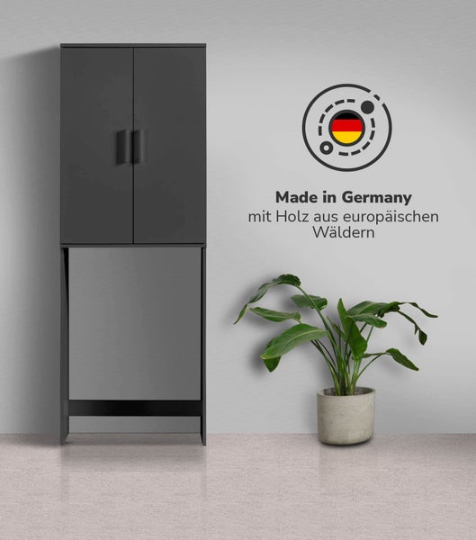 Mann bewässert Garten mit Kärcher Gartenpumpe, Rasen, Blumenbeet und Pool im Hintergrund