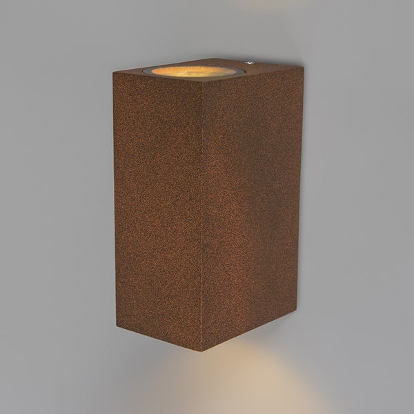 Rechteckige Außenwandleuchte in Rostoptik mit Lichtaustritt nach oben und unten.