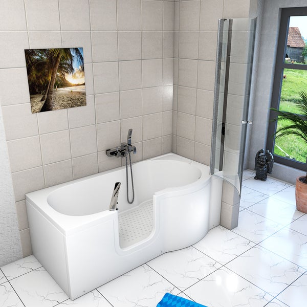Barrierefreie Sitzbadewanne mit Einstiegstür, Glasduschwand und verchromter Armatur in einem hellen, gefliesten Badezimmer.