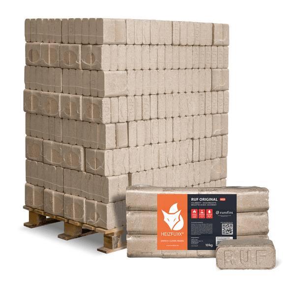 Holzbriketts RUF Original von Heizfuxx auf einer Palette gestapelt, inklusive Einzelpackung und Brikett.