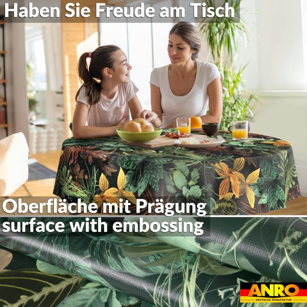 Runde Tischdecke mit geprägter Oberfläche und tropischem Blättermuster in einem hellen Esszimmer. ANRO Logo.