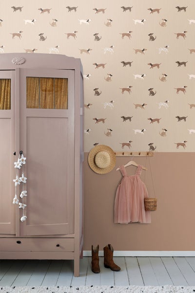 Kinderzimmer mit Tapete mit Dackelmotiven, Kleidung und Accessoires.