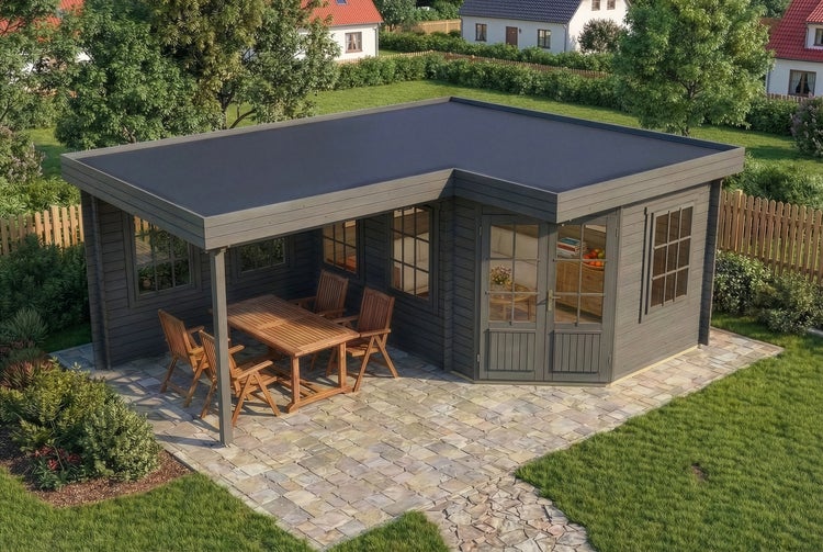 Modernes Gartenhaus aus Holz mit Flachdach und integrierter überdachter Terrasse auf einer gepflasterten Fläche im Garten.