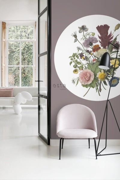 Wohnraum mit Blumendekor, Sessel und Stehlampe