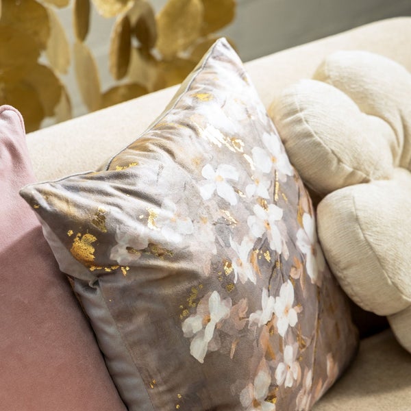 Dekorative Kissen auf einem Sofa mit Blumenmuster