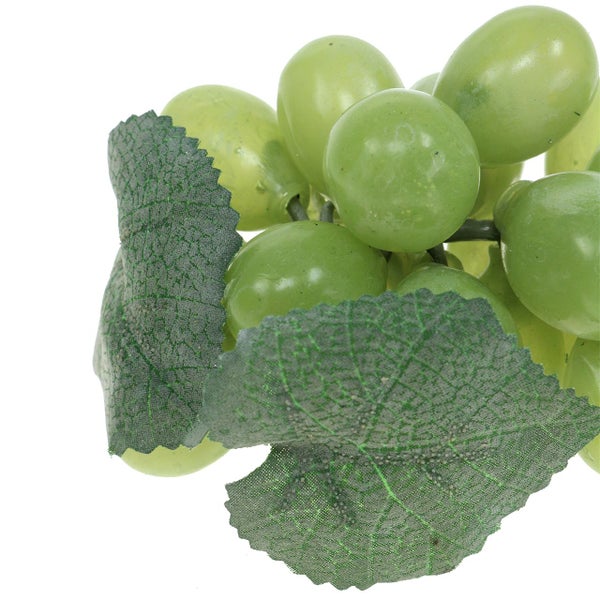 Künstliche grüne Weintrauben mit Blättern