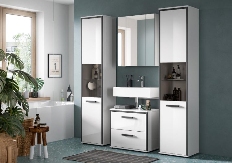 Modernes, helles Badezimmer mit Möbel-Set aus zwei Hochschränken, Waschtischunterschrank mit Waschbecken und Spiegelschrank.