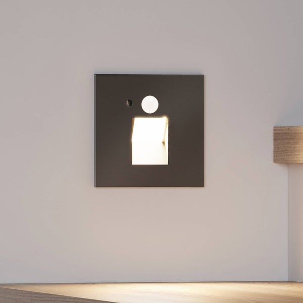 Moderne quadratische Wandeinbauleuchte mit Bewegungsmelder und warmweißem Licht.